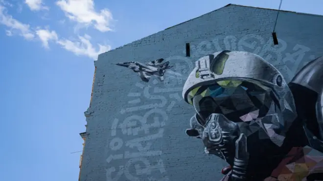 Мурал "Привид Києва" у Києві, присвячений військовим льотчикам, які захищають Україну