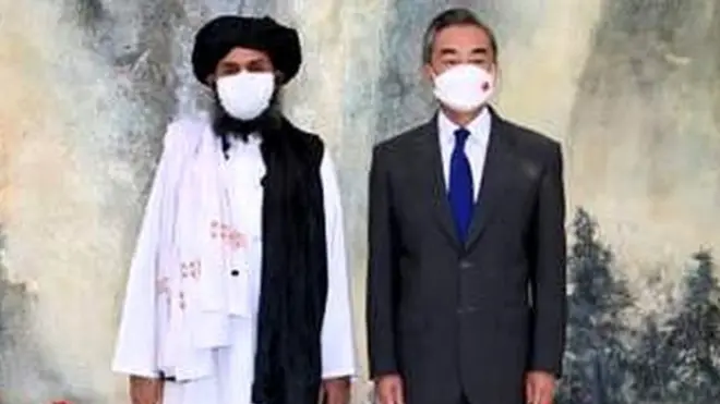 जुलाई में तालिबान नेत मुल्ला बरादर के साथ चीन के तत्कालीन विदेश मंत्री वांग यी