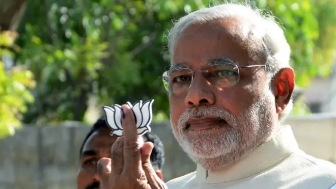 નરેન્દ્ર મોદી કમળ સાથે