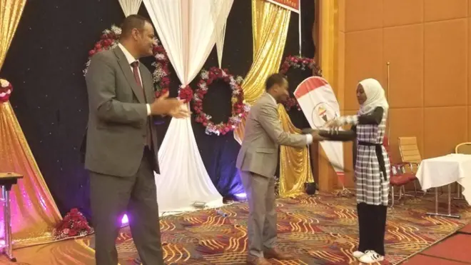 Barattuu Neyimaa Tijjaanii qabxii seensa yuunvarsiitii ol-aanaa fiduun Biiroo Barnoota Oromiyaa irraa badhaasa yeroo fudhatte.