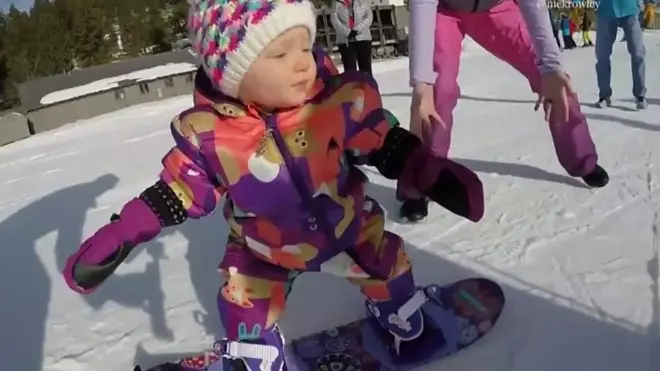 Кеш Роулі впевнено стоїть на сноуборді