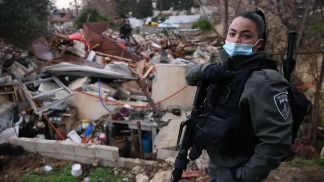 Personel keamanan Israel berjaga di lokasi rumah warga Palestina yang dirubuhkan di kawasan Sheikh Jarrah, Yerusalem Timur, pada 19 Januari 2022.