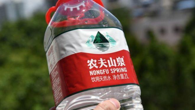 红色瓶盖的农夫山泉饮用水遍布中国各地都能买到（Credit: Getty Images）