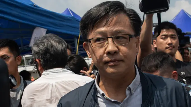 何君尧（中）参观香港警察机动部队行动基地后；离开（12/8/2019）