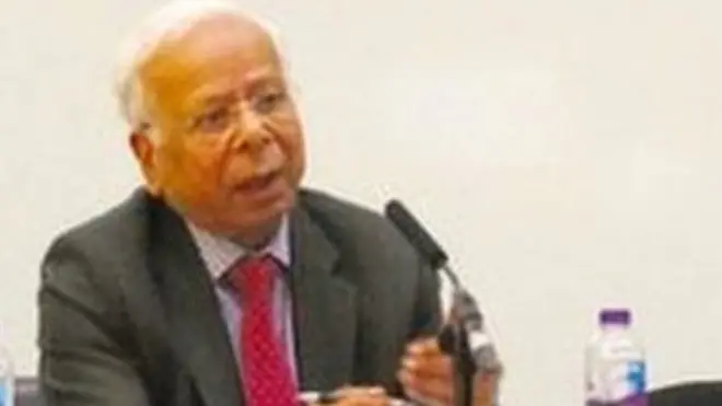 ڈاکٹر عشرت حسین ماضی میں پاکستان کے سٹیٹ بینک کے گورنر رہ چکے ہیں۔