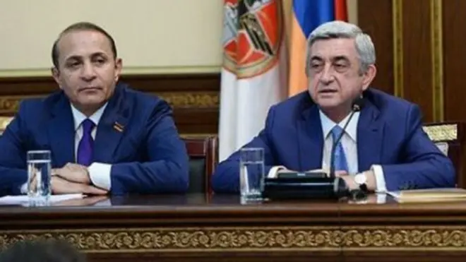 Hovik Abrahamyan (solda) prezident Serj Sarkisyanın yaxın müttəfiqlərindən olub.