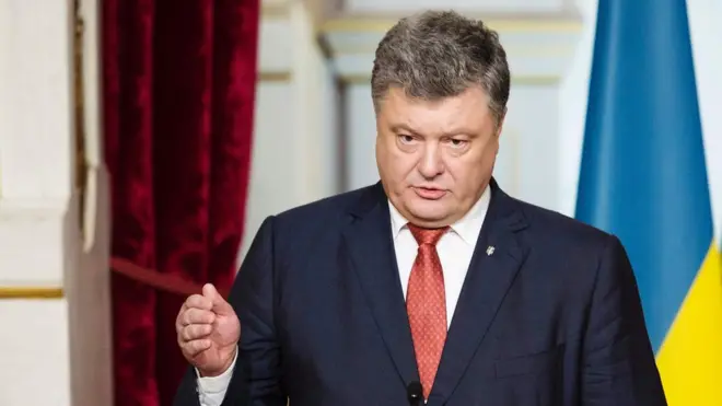 Порошенко поручил следователям не исключать ни одной версии