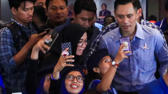 Komandan Tugas Bersama (Kogasma) Partai Demokrat Agus Harimurti Yudhoyono (AHY) (kedua kanan) berswafoto dengan pendukung saat kampanye di Sleman, DI Yogyakarta, Kamis (4/4/2019). Safari politik AHY di Yogyakarta yang dihadiri oleh ribuan simpatisan dan kader itu menjadi media penyampaian visi dan misi Partai Demokrat serta untuk menjaring pemilih milenial.