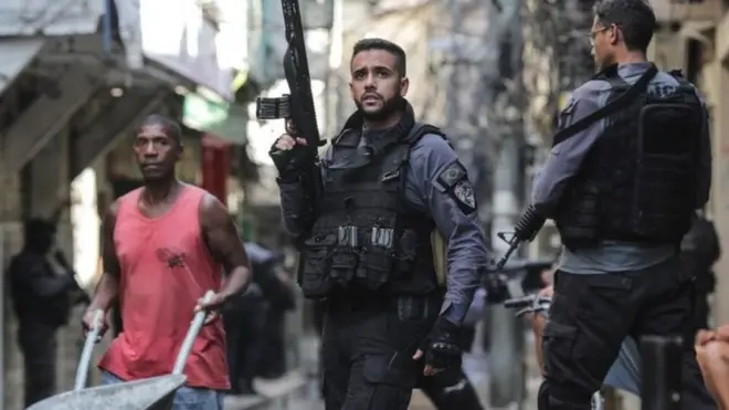 El operativo inició poco después del amanecer en Jacarezinho.