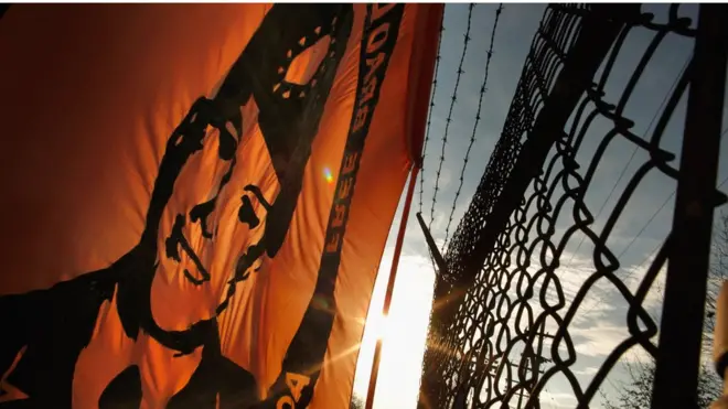 До гормональной терапии Мэннинг носила имя Брэдли