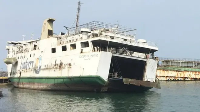 La escena es grotesca. Ninguno de los buques atracados en este puerto está en condiciones de navegar.