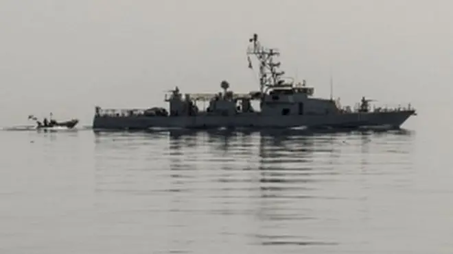 Markabka USS Thunderbolt oo taagan biyaha Gacanka