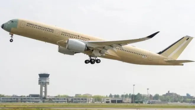 Avião A350-900 ULR da Singapore Airlines decolasaque arbetyseu primeiro voo teste