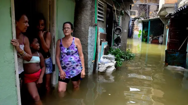 Varias calles se inundaron en La Habana.
