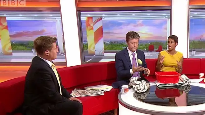 BBC 방송에서 손을 얼마나 오래 씻어야 하는지에 대해 설명하고 있다