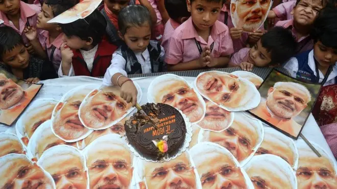 વડાપ્રધાનને મળેલી જન્મદિનની શુભેચ્છામાં લોકોએ મોટા પાયે પોતાના પ્રશ્નો રજૂ કર્યા.