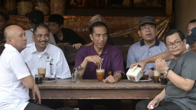 Presiden Joko Widodo bersama sejumlah menteri di Kuta, Bali, Desember 2017 lalu.