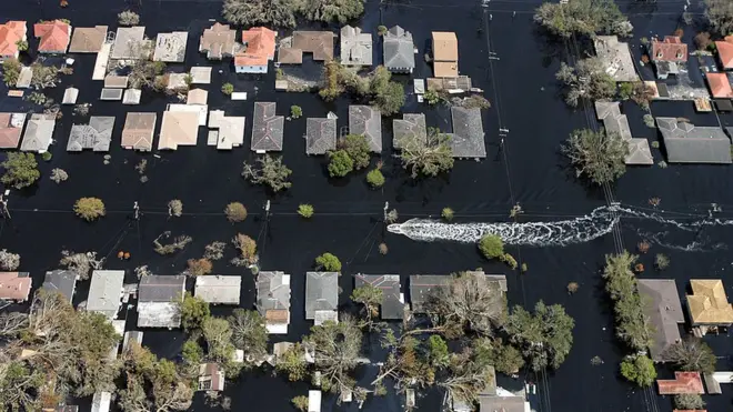 Katrina Kasırgası, New Orleans'ı bu hale getirmişti. ABD hükümeti o dönemde yaptığı tahliye operasyonlardında, siyahlar ve yoksulları terk etmekle suçlanmıştı.