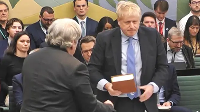 聖書を手に宣誓するジョンソン元首相