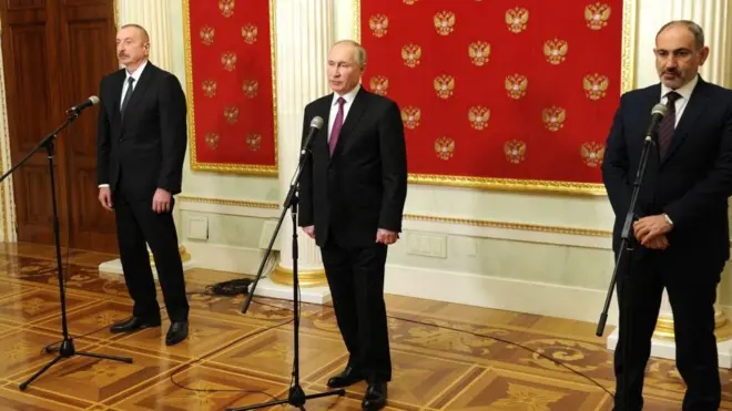 نیکول پاشینیان (سمت راست)، ولادیمیر پوتین و الهام علی اف