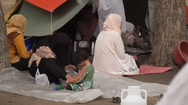 Ўзбек, тожик, паштун ва ҳазора миллатидан иборат Афғонистон қочқинлари Покистон кўчаларида яшашмоқда.