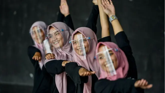 راقصات يرتدين الأقنعة خلال التمرين في مركز للثقافة والفنون في باندا آتشيه في إندونيسيا.