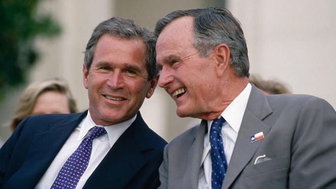 George Bush junto a su padre, 1998.