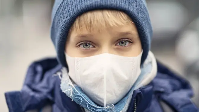 Niño con una mascarilla