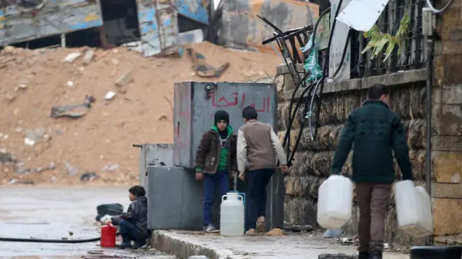 يعيش سكان شرقي حلب معاناة هائلة بسبب القتال.