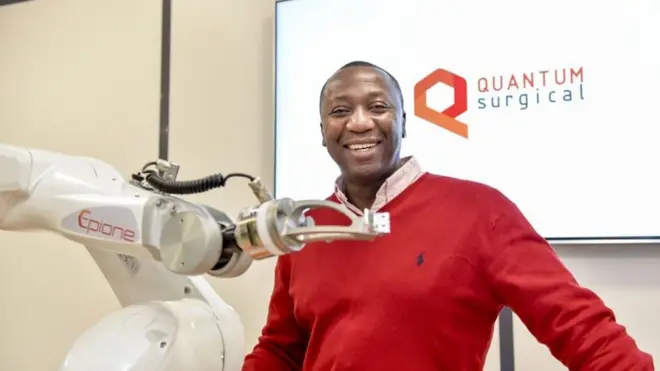Dr Bertin Nahum avec son robot Epione