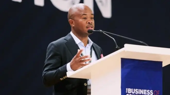 فريد سوانيكر خلال افتتاح مؤتمر بشأن أنشطة الحفاظ على البيئة عُقِدَ العام الماضي في العاصمة الرواندية كيغالي