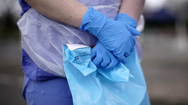 В некоторых городах Британии можно провериться на коронавирус не выходя из машины