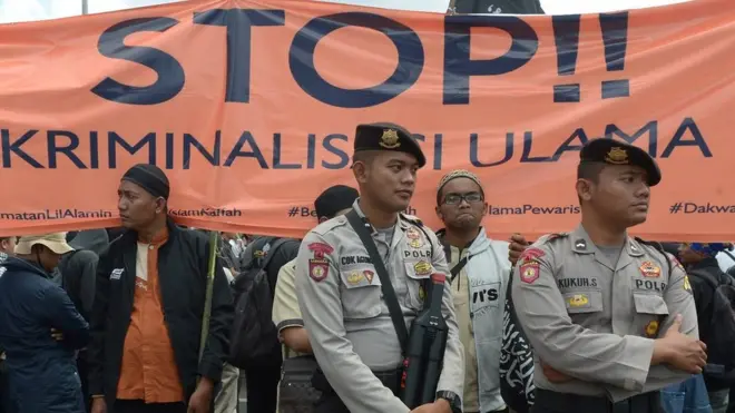 Unjuk rasa di Jakarta menolak upaya hukum kepolisian terhadap pimpinan ormas Islam.