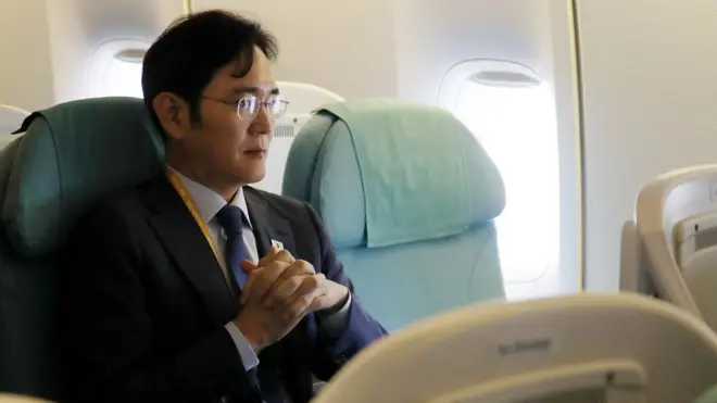 18일 오전 평양을 방문하는 이재용 삼성전자 부회장이 전용기에 탑승해 생각에 잠겨 있다