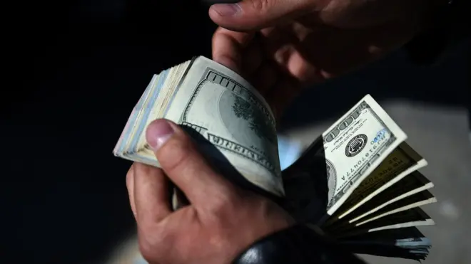 افغان چارواکو ویلي، ۵۰ کسان یې د اسلام کلا له لارې ایران ته د ډالرو د قاچاق په تور نیولي