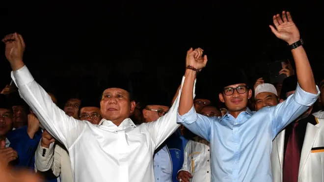Ketua Umum Partai Gerindra Prabowo Subianto (kiri) didampingi Wakil Gubernur DKI Jakarta Sandiaga Uno ( kanan) berpegangan tangan bersama seusai memberikan keterangan pers di kediaman Prabowo, Jalan Kertanegara, Jakarta, Kamis (09/08) malam.