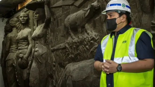Pada relief bergambar 12 sosok petani dan nelayan yang terbuat dari beton bertulang itu, tim konservator belum menemukan prasasti yang mencantumkan jati diri pembuatnya. Foto: Menteri BUMN Erick Thohir di depan relief, Kamis (14/01).