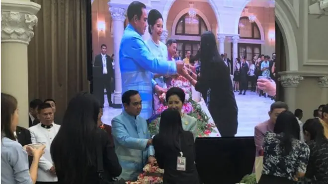 พล.อ.ประยุทธ์ และนางนราพร เปิดให้ ครม. คสช. ข้าราชการ และสื่อมวลชน ร่วมรดน้ำขอพรเนื่องในเทศกาลสงกรานต์