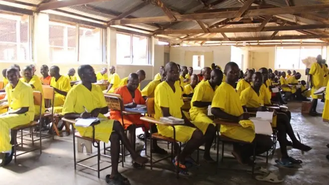 Wafungwa wakisoma katika jela kuu ya Luzira nchini Uganda