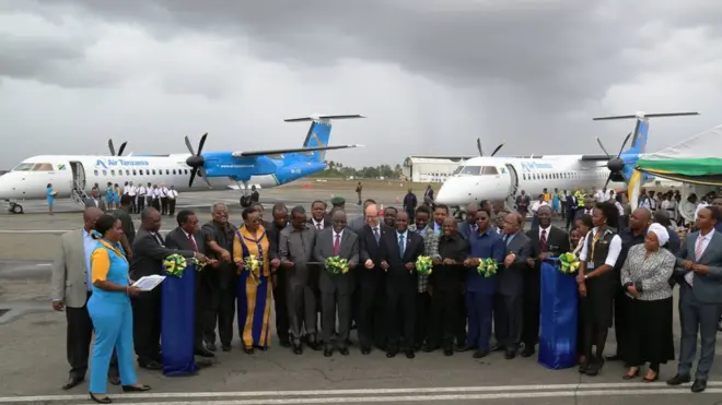 ndege mpya mbili aina ya Bombardier Dash 8 Q400 zilizonunuliwa na Serikali ya Tanzania zazinduliwa na Rais John Pombe Magufuli .