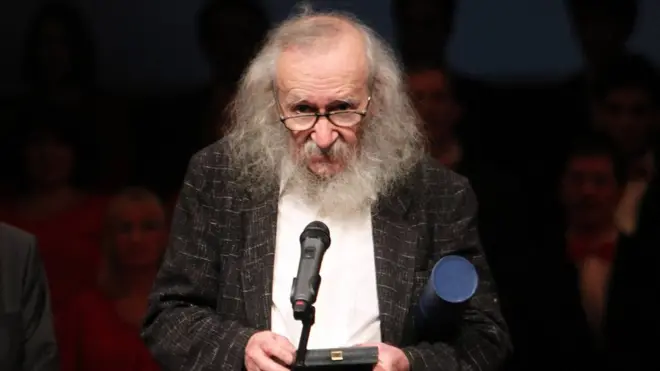 Popov je nedavno u beogradskoj ulici 27. marta dobio plato koji nosi njegovo ime i statuu.