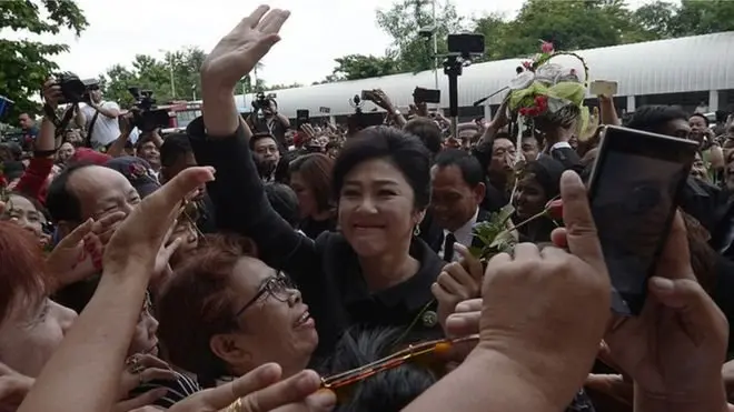 เสียงตะโกน "ยิ่งลักษณ์สู้ ๆ" ที่ดังขึ้นจากประชาชนที่มาปักหลักรอให้กำลังใจหน้าศาลฎีกาฯ ทำให้ น.ส.ยิ่งลักษณ์ ชินวัตร ถึงกับน้ำตารื้น ก่อนเข้าไต่สวนพยานฝ่ายจำเลยนัดสุดท้าย 21 ก.ค. 2560