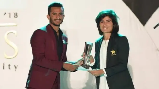 فاسٹ بولر حسن علی ابھرتی ہوئی بہترین کھلاڑی کا ایوارڈ ڈائنا بیگ کو دے رہے ہیں۔ ڈائنا کو ڈومیسلاک کرکٹ میں بہترین بولر کا بھی ایوارڈ دیا گیا۔