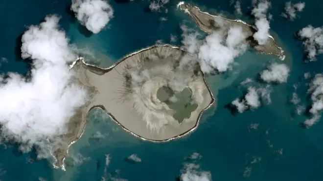 Esta nueva isla se formó tras la erupción del volcán submarin Hunga Tonga, en Tonga. Esta zona se producen los terremotos más profundos de la Tierra.