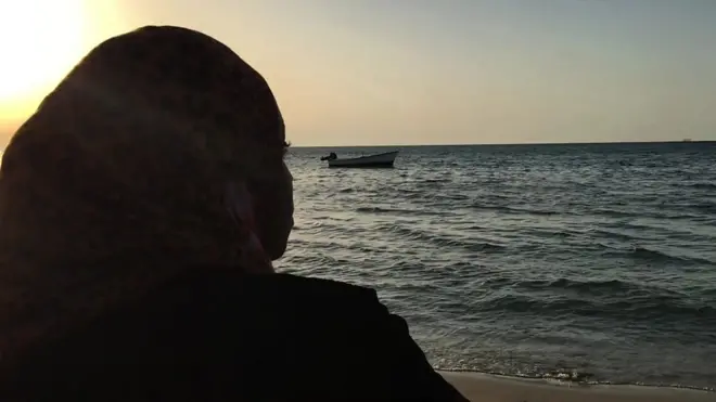 Une migrante sur une plage de la Libye