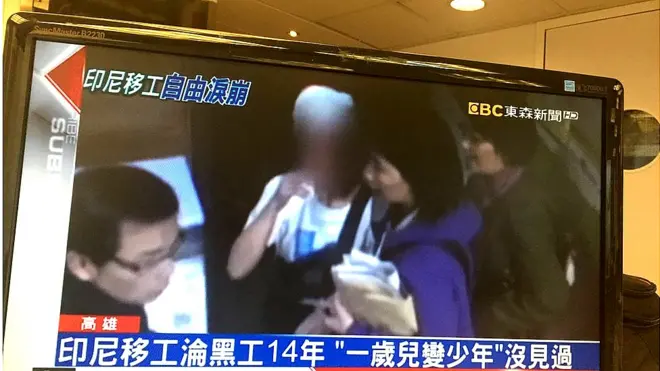 台灣《東森新聞》播放的片段中，看到印尼女工獲救時痛哭。