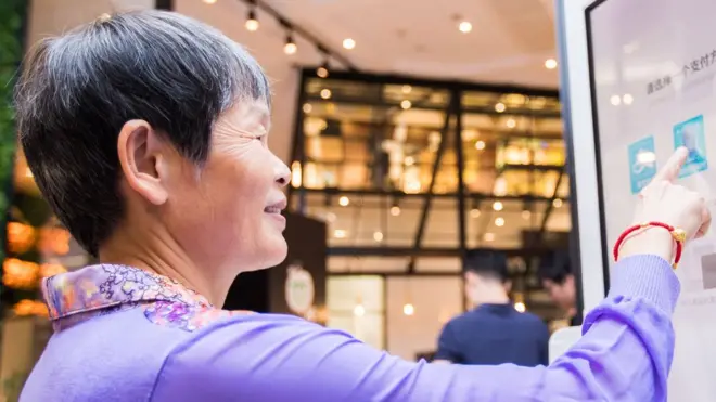 La démocratisation d'internet et des terminaux mobiles au début des années 2000 a entraîné de nouveaux comportements et de nouvelles habitudes de consommation.