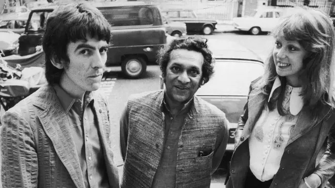 Джордж Харрисон (слева) отправился в Индию, где его учил играть на ситаре маэстро Рави Шанкар (в центре)