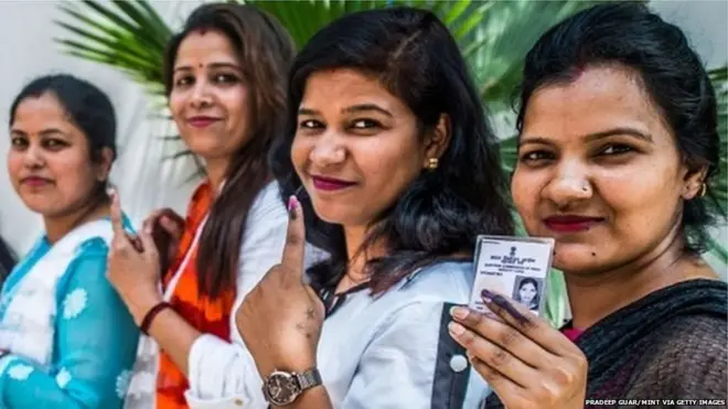 वोट देकर आते लोग