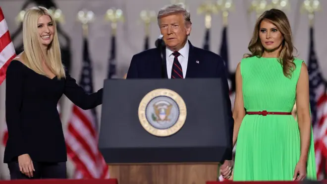 ترامب يتوسط زوجته ميلانيا وابنته ايفانكا قبل إلقاء خطاب قبول الترشيح